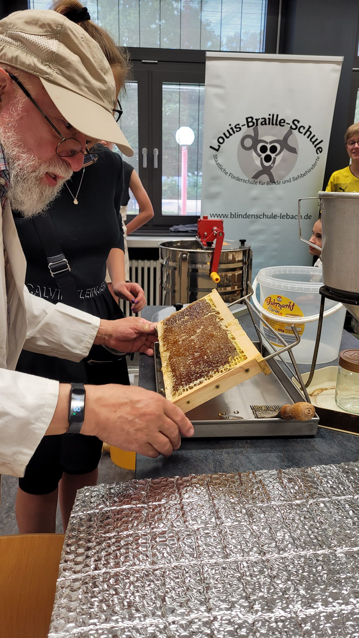 Honigwaben%20entdeckeln